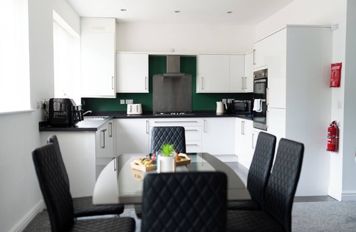 Leicester House | Comfortable Stay At Sangha Walk Sleeps 9 Free Parking
