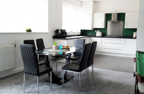 Leicester House | Comfortable Stay At Sangha Walk Sleeps 9 Free Parking