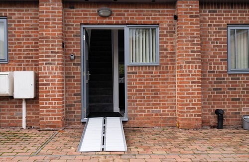 Leicester House | Comfortable Stay At Sangha Walk Sleeps 9 Free Parking