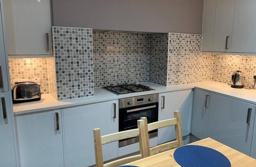 Haringey House | Comfortable Stay for Three