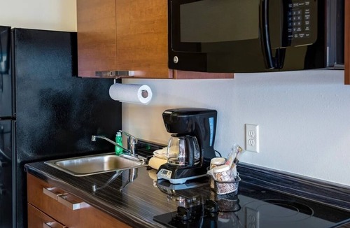 West Jordan Hotel | Comfortable Stay! Full Kitchen, Pets Allowed! Close to America First Fields!