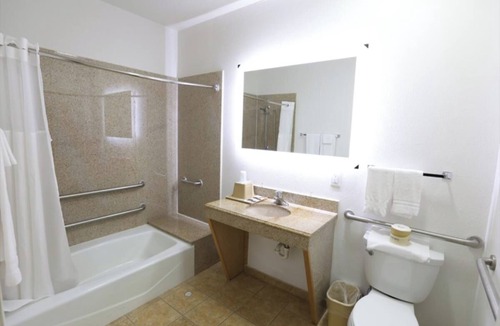 Cuero Hotel | Comfortable Stay in Cuero – Easy Access to Downtown, Highways & Local Attraction