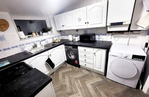 Rochdale Apartment | Comfortable Stay - Ivor St