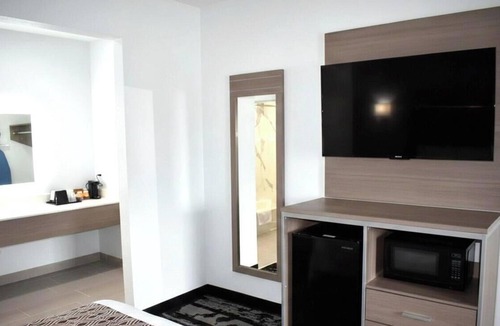 Westfield Hotel | Comfortable Stay Near IAH Airport | Easy I-45 Access | Free Parking