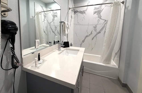 Westfield Hotel | Comfortable Stay Near IAH Airport | Easy I-45 Access | Free Parking