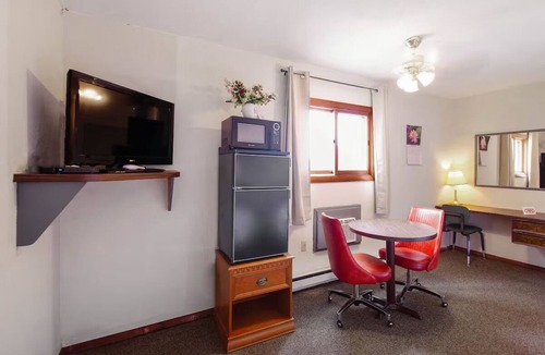 Cheyenne Wells Hotel | Comfortable Stay w/Private Bath, 4 Rooms Available Near Cheyenne Wells