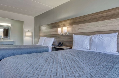 Revelo Hotel | Comfortable Stay w/Free Breakfast, Pool, Near McCreary Museum & Trails