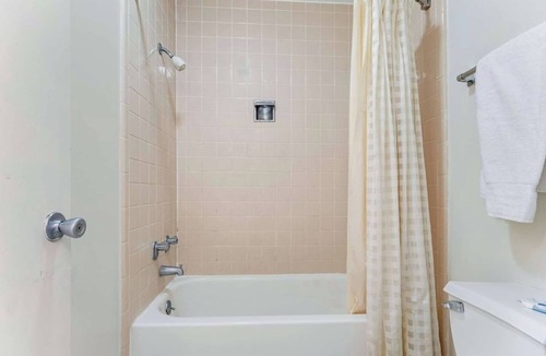 Eastside Promise Neighborhood Hotel | Comfortable Stay w/Free Breakfast & Convenient Access to Downtown
