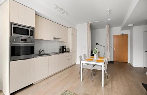 Bay Cloverhill Apartment | Comfortable Suite in Heart Downtown with 2 Beds