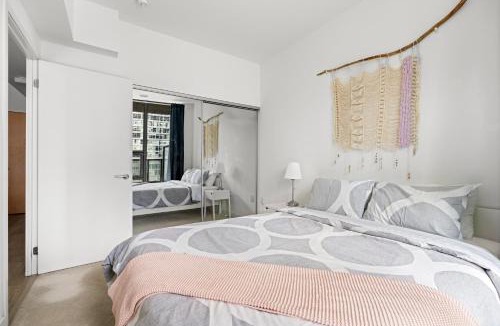 Bay Cloverhill Apartment | Comfortable Suite in Heart Downtown with 2 Beds
