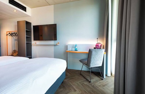 Waiblingen Hotel | Comfortable Superior Double Stay with Workspace | Pets are Allowed