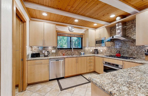 Brockway Condo | Comfortable Townhome with Pool, Deck, & Lovely Sunsets - Walk to Lake