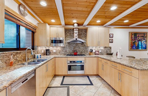 Brockway Condo | Comfortable Townhome with Pool, Deck, & Lovely Sunsets - Walk to Lake