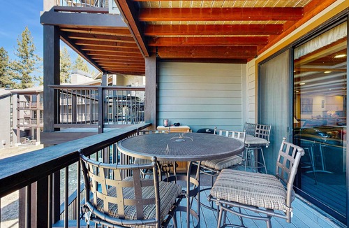 Brockway Condo | Comfortable Townhome with Pool, Deck, & Lovely Sunsets - Walk to Lake