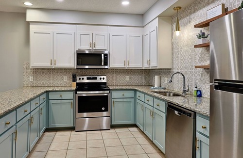 Dothan House | Comfortable Townhome with Double Garage