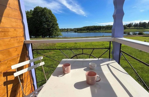 Verneuil House | Comfortable trailer with lake view.