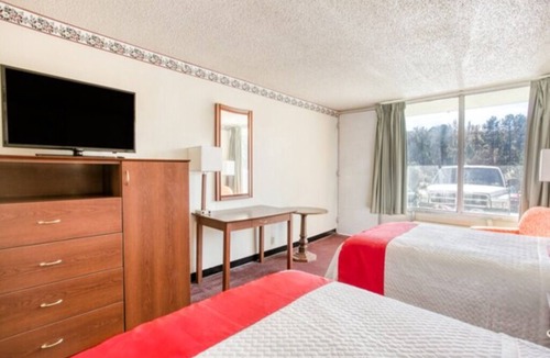 Templeton Hotel | Comfortable Twin Bed Room Perfect for Road Trips & Family Stays