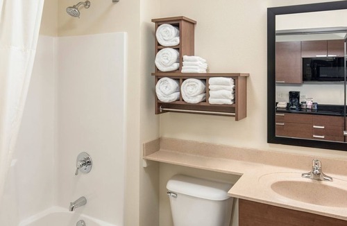 Monaca Hotel | Comfortable Unit Near Beaver Valley Mall w/Kitchenette & Parking