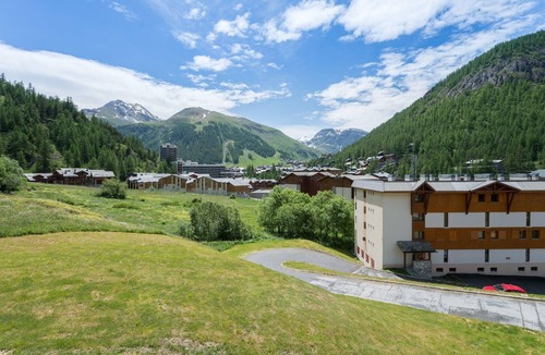 Le Cret Apartment | Comfortable, upscale, quiet and beautiful views! With covered parking