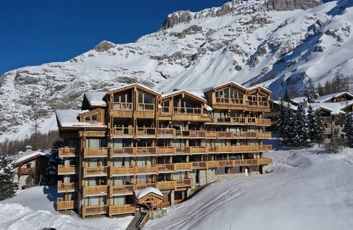 Le Cret Apartment | Comfortable, upscale, quiet and beautiful views! With covered parking