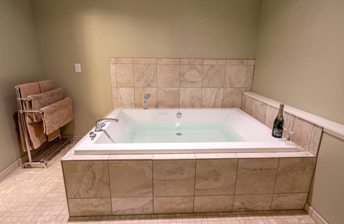 Holland Cabin | Comfortable Vacation Suite for Getaway near Grand Haven State Park in Holland, Michigan