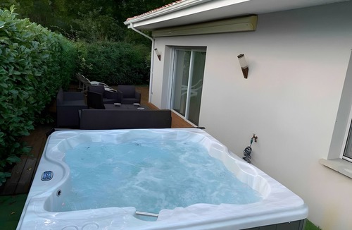 Cazaux House | Comfortable Villa with Jacuzzi Between Lake and Ocean