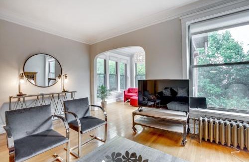North Center Apartment | Comfortable Vintage North Side Retreat for 8
