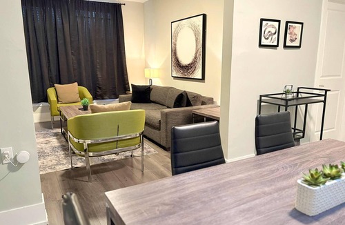 Sheffield and DePaul Apartment | Comfortably Appointed & Spacious 3BR Apartment
