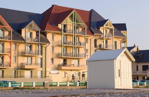 Cayeux-sur-Mer Apartment | Comfortably furnished apartment with a sea view