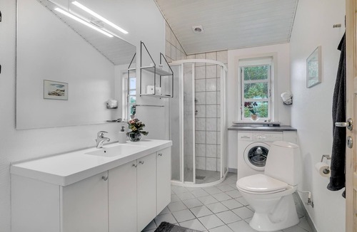 Ertebølle House | Comfortably furnished cottage with kitchen-living room and a fireplace in the living area.