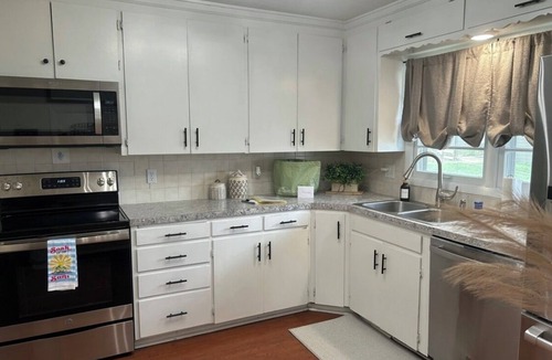 Omaha House | Comforting Roots - Cozy, Inviting Stay That Feels Like Home