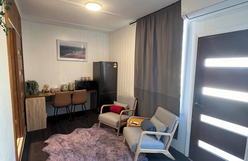 Renmark Apartment | Comforting Stay with Spacious & Serene Bath