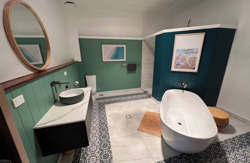 Renmark Apartment | Comforting Stay with Spacious & Serene Bath