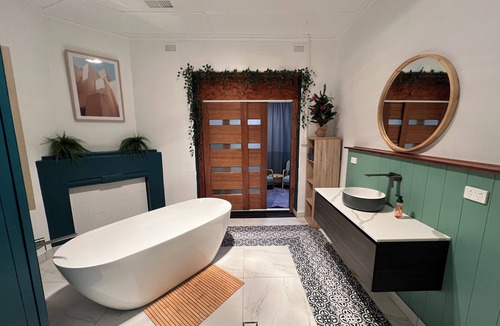 Renmark Apartment | Comforting Stay with Spacious & Serene Bath