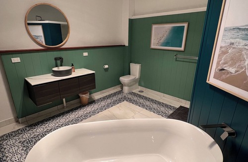 Renmark Apartment | Comforting Stay with Spacious & Serene Bath