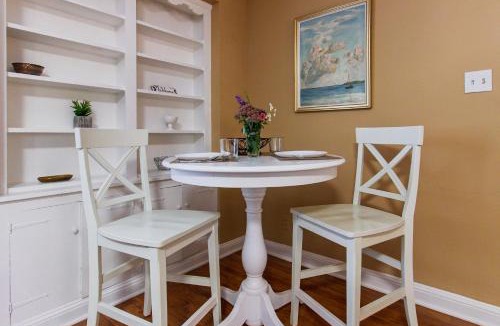 Bryn Mawr Apartment | Comfy 1 BR Hide Away Apt w Garage Parking