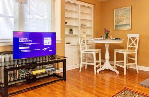 Bryn Mawr Apartment | Comfy 1 BR Hide Away Apt w Garage Parking