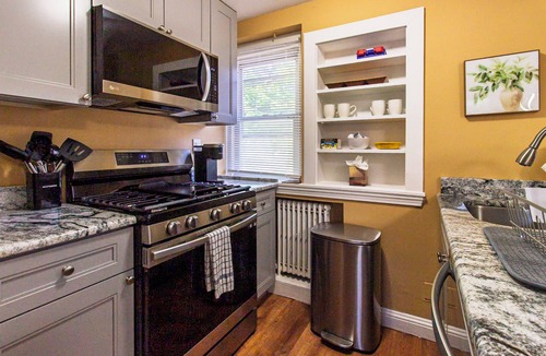 Bryn Mawr Apartment | Comfy 1 BR Hide Away Apt w/Garage Parking