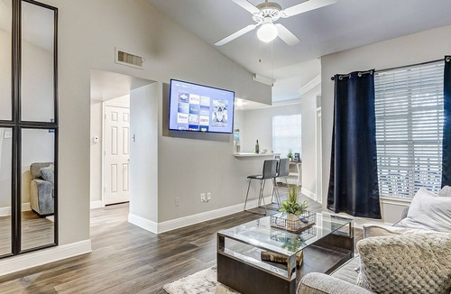 Deco Apartment | Comfy 1BD King Bed Free Parking Free Coffee