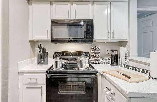 Deco Apartment | Comfy 1BD King Bed Free Parking Free Coffee