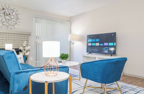 South Lamar Apartment | Comfy 1BR in SoLa 5 Minutes to Downtown with Free Parking