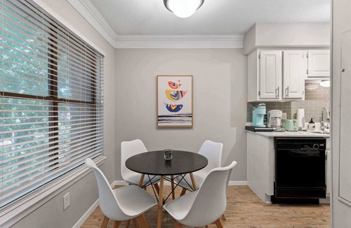 Brentwood Apartment | Comfy 1BR suite w/fast WiFi + king bed + pool