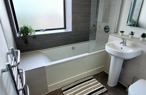 Chelmsford Apartment | Comfy 2-Bed Flat in Chelmsford WiFi + Parking