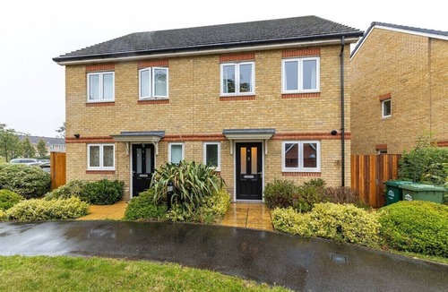 Stanwell House | Comfy 2 Bed With Sofa Bed/Heathrow/Surrey/M25