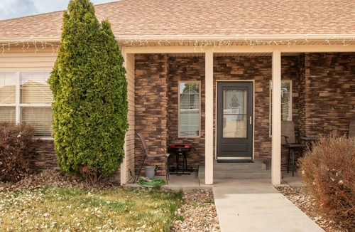 Montrose House | COMFY 2 bedroom 1 bath, living room, mini kitchen with 70" smart TV & Grill
