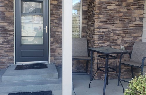 Montrose House | COMFY 2 bedroom 1 bath, living room, mini kitchen with 70" smart TV & Grill