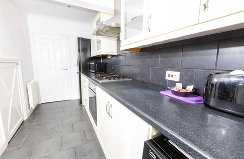 Strood House | Comfy 2 Bedroom House for 4