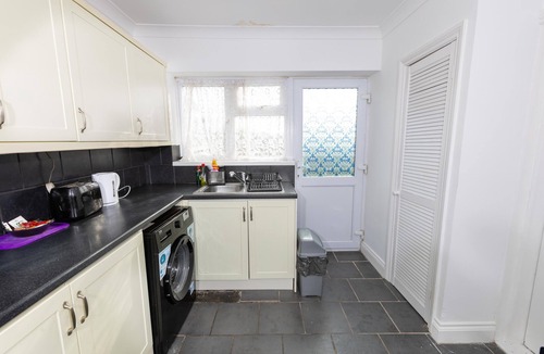 Strood House | Comfy 2 Bedroom House for 4