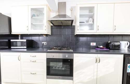 Strood House | Comfy 2 Bedroom House for 4