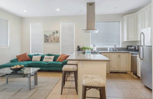 East Hollywood Apartment | Comfy 2bed apartment with Private Balcony, Rooftop, & A/C near Griffith Park